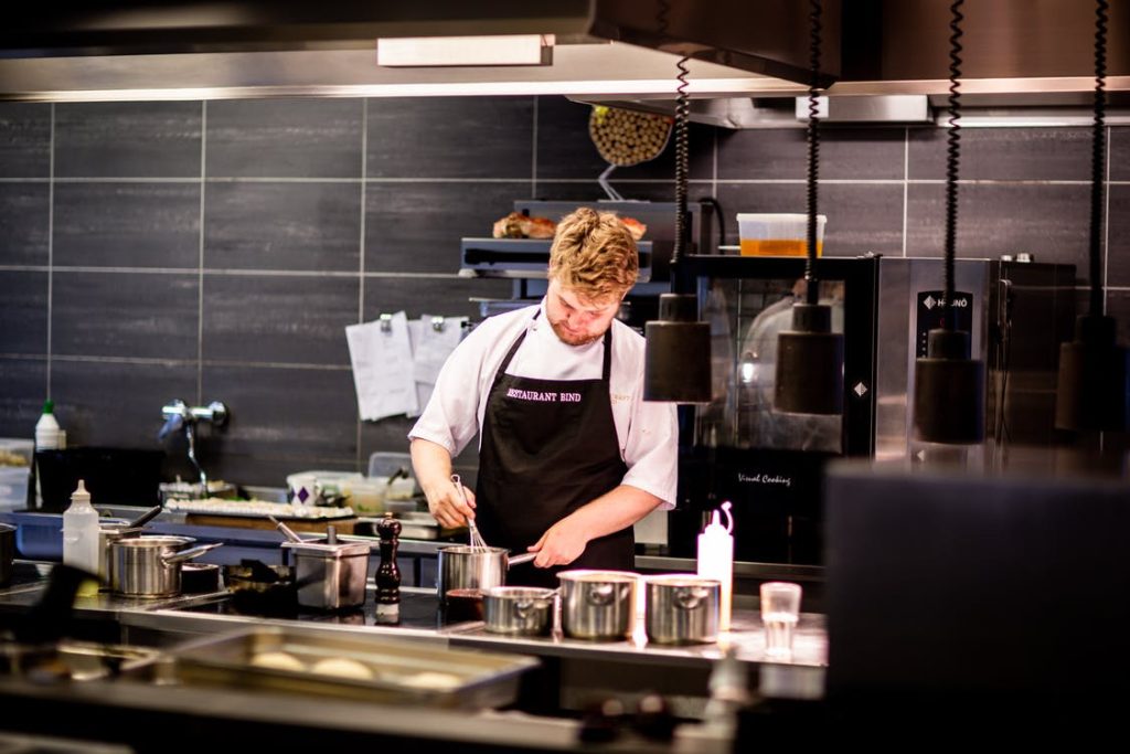 The Right Commercial Kitchen Equipment to Help Your Restaurant Run Efficiently